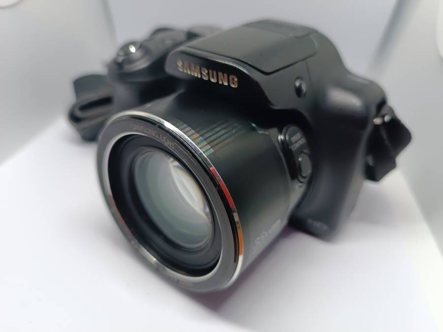 Samsung WB1100F - 35x Zoom - 16MP - Smart Camera (wifi)
