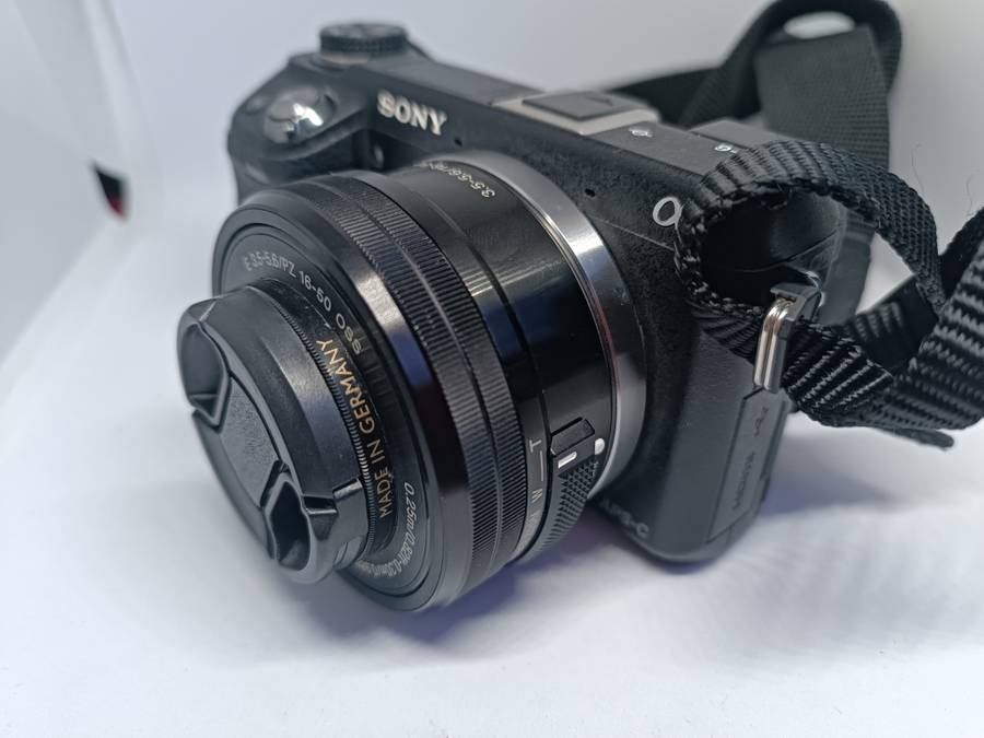 Sony Alpha NEX-6 - 16.1MP - 16-50mm lens - Mirrorless Compact Interchangeable Lens Camera