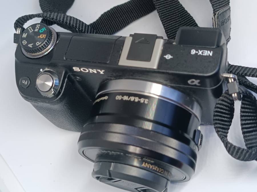 Sony Alpha NEX-6 - 16.1MP - 16-50mm lens - Mirrorless Compact Interchangeable Lens Camera
