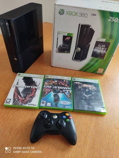 XBOX 360 WITH ORIGINAL BOX IN CLEAN CONDITION
