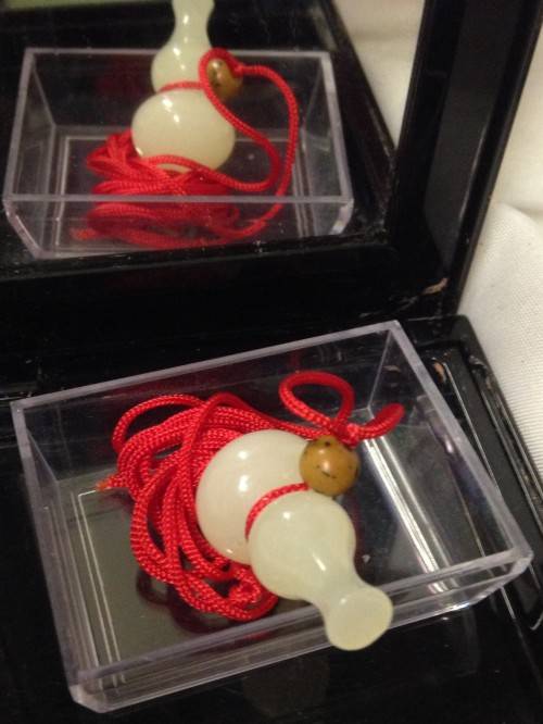 Vintge WHITE JADE BOTTLE SHAPE NEUTSKIE RED CORD LITTLE BEAD ON CORD could Use for pendant