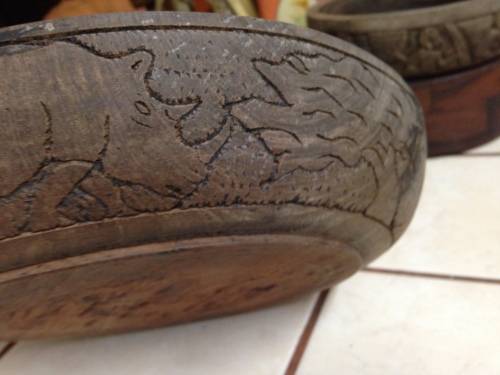 EXQUISITE 3WOOD BOWLS 2 BIG HEAVY CARVED FRIEZE+PLAIN HAS SIEVE rusted!GREAT COUNTRY HOME DECOR!!!!