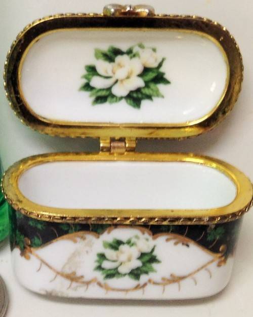 DELPRADO CERAMIC PILL BOX Metal Trim     GREAT COUNTRY HOME DECORLKatMyBUYNOWitemsNOWAITING