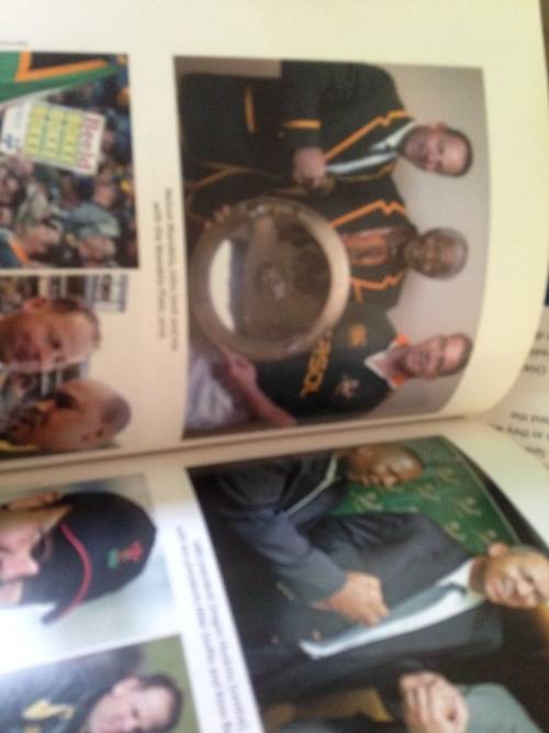 SLEEVELESS SWEATERhasEMBLEMofSOUTH AFRICA 1995 WORLD CUP RUGBY+2BOOKs*L@KatMyBUY NOWitems*NO WAIT