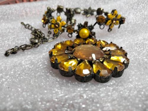 Necklace - CLOISONNE FLOWER big AMBER CRYSTALS GOLD TONE METAL
