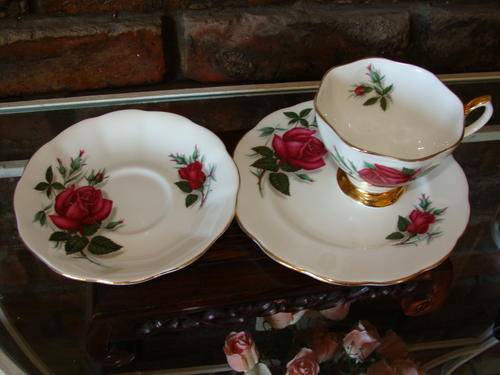 ROYAL ALBERT-SWEETHEART ROSES- BONE CHINA- ENGAND !SERIES OF SIX!-"PATRICIA"