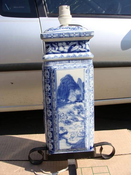 !!!WOW!!!WOW!!!!SPECTACULAR BLUE ON WHITE CHINOSORIE LAMP WITH FOUR PANEL  MOUNTAIN SCENERY STUNNING