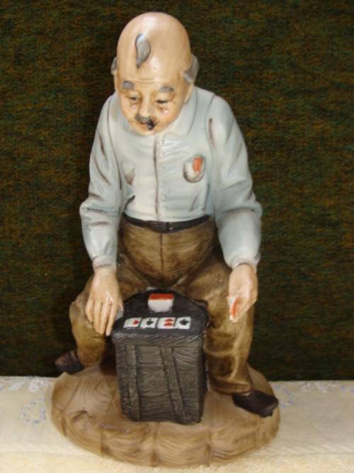 Card Playing Old man Figurine