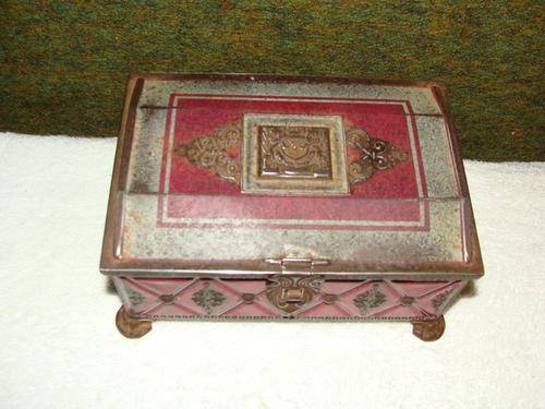 Vintage Box : Beautiful Red Tin Trinket Box