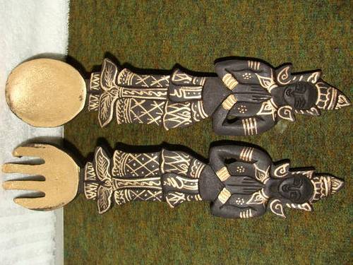 A TOUCH OF ORIENTAL : IMPORTED THAI WOODEN DECORATIVE FORK AND SPOON HANGING ORNAMENT SET