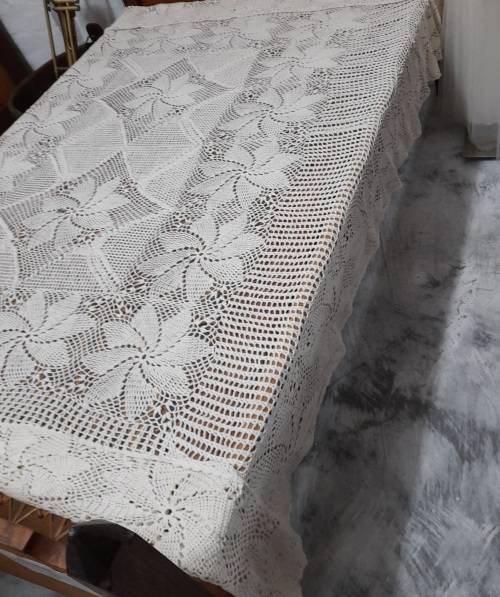 GEHEKELDE BEDSPREI/TAFELDOEKN