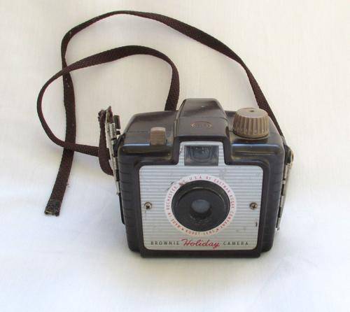 BROWNIE HOLIDAY CAMERA (NOT SURE IF CAMERA IS WORKING)