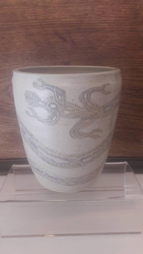 Australian aboriginal stoneware vase with mythological Dreamtime reptile motif 20th Century