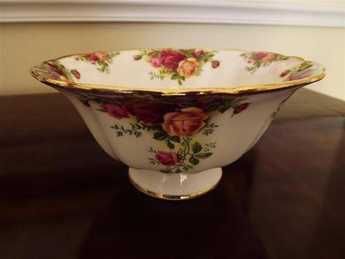 RARE AND BEAUTIFUL ROYAL ALBERT OLD COUNTRY ROSES 1962 FOOTED DESSERT BOWL OR SWEET DISH - STUNNING
