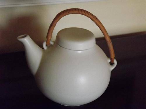 BEAUTIFUL ANTIQUE RETRO 1960's ARABIA  CREAM/WHITE TEAPOT WITH BAMBOO HANDLE- MADE IN FINLAND