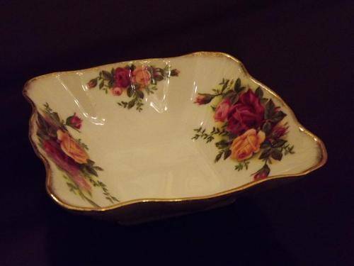 COLLECTIBLE ROYAL ALBERT 'OLD COUNTRY ROSES' BONE CHINA SQUARE SWEETS/H'ORDERVES DISH -  PLEASE READ