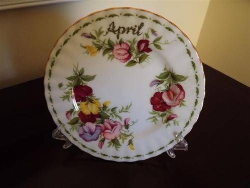 ROYAL ALBERT 'FLOWER OF THE MONTH APRIL-SWEET PEA'  BONE CHINA ENGLAND PRETTY TEA PLATE 16CM