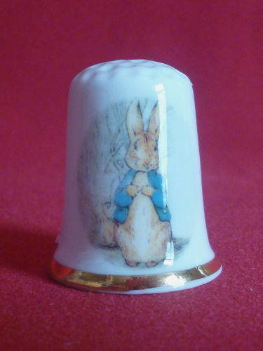 COLLECTABLE VINTAGE FINE BONE CHINA  THIMBLE IN THE BEATRIX POTTER -PETER RABBIT SERIES - TOO CUTE !
