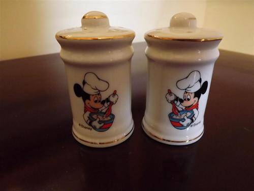 CRAZY R1.00 START !VINTAGE PORCELAIN ORIGINAL DISNEY BRANDED CHEF MICKEY MOUSE  SALT AND PEPPER SET