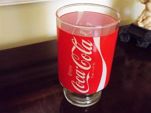 R1.00 START COLLECTORS VINTAGE LARGE RED AND WHITE  750ml COCA-COLA  COLLECTORS FOOTED DISPLAY GLASS