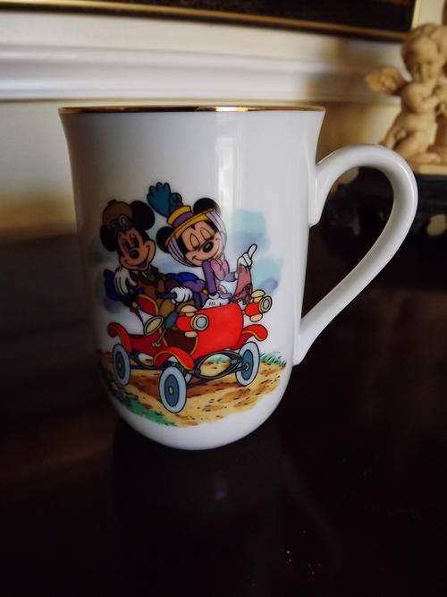 THE DISNEY COLLECTION OF CLASSIC MUGS -MICKEY AND MINNIE MOUSE IN THE 1990's MADE IN JAPAN
