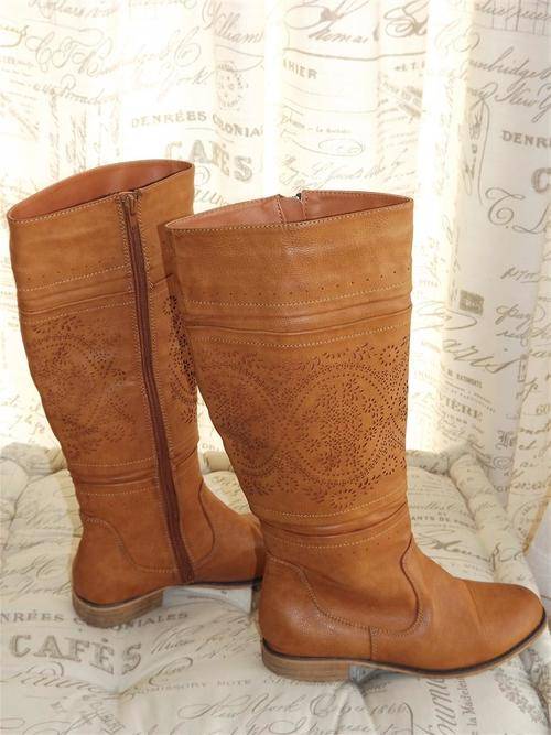 LADIES LONG TAN/CARAMEL COLOUR STUNNING PUNCHED DETAIL LEATHERETTE BOOTS- SIZE 3