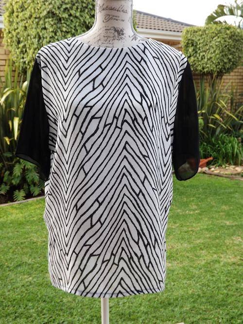 R1.00 start  LADIES SOFT FABRIC BLACK AND WHITE ABSTRACT DESIGN TOP   - SIZE MEDIUM