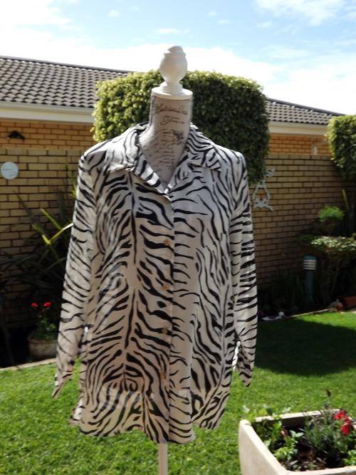 R1.00 start NEW BEAUTIFUL  LADIES WHITE  AND BLACK ANIMAL PRINT WITH LONG SLEEVES-SIZE LARGE