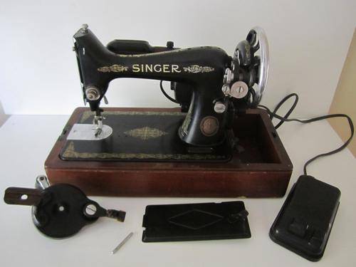 Beautiful Vintage SINGER Sewing Machine in Wooden Carry Case!