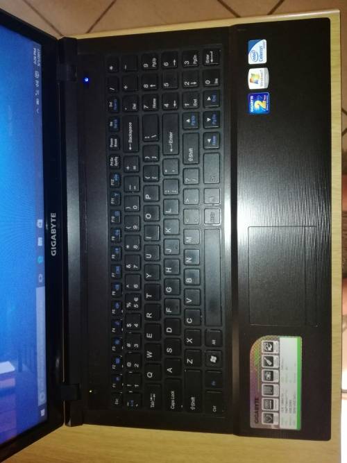 *9/10 CONDITION*GIGABYTE Q1500*INTEL CELERON T3500*4GB DDR3*320 HDD*HD GRAPHICS*