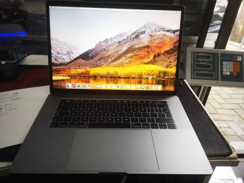 Massive price drop*MACBOOK PRO 15"TOUCHBAR*2017*i7-7700HQ*16GB RAM*256GB SSD*97 CYCLES!*RADEON PRO*