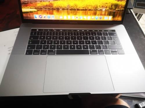Massive price drop*MACBOOK PRO 15"TOUCHBAR*2017*i7-7700HQ*16GB RAM*256GB SSD*97 CYCLES!*RADEON PRO*