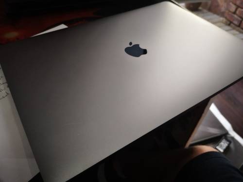 Massive price drop*MACBOOK PRO 15"TOUCHBAR*2017*i7-7700HQ*16GB RAM*256GB SSD*97 CYCLES!*RADEON PRO*