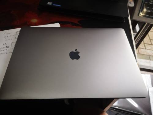 Massive price drop*MACBOOK PRO 15"TOUCHBAR*2017*i7-7700HQ*16GB RAM*256GB SSD*97 CYCLES!*RADEON PRO*