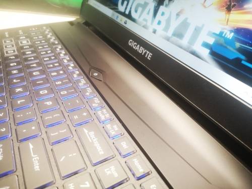 **Ultimate Gamer**GIGABYTE SABER 15*i7-7700HQ*GTX1050*FHD*8GB RAM*1000GB HDD*BACKLIT*QUAD CORE*