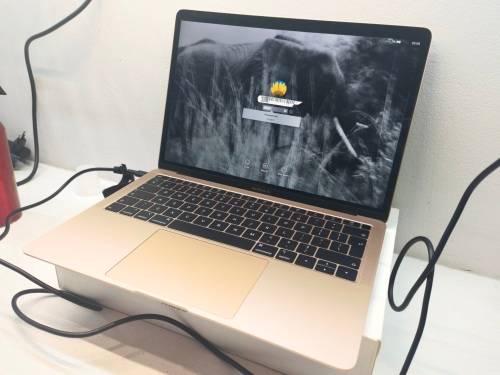 Please Read*MACBOOK AIR 2018*i5-8210Y*8GB RAM*128GB SSD*RETINA*UHD 617 GRAPHICS*FACETIME WEBCAM*