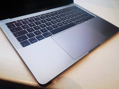 Do not miss!*2017 MACBOOK PRO*CORE i5*8GB RAM*128GB NVME SSD*RETINA2560X1440*IRIS PLUS*384 CYCLES
