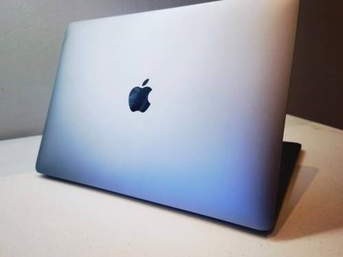 Do not miss!*2017 MACBOOK PRO*CORE i5*8GB RAM*128GB NVME SSD*RETINA2560X1440*IRIS PLUS*384 CYCLES