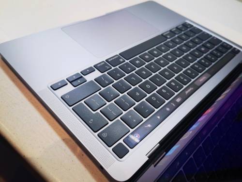 1ST BID TAKE*Do not miss*2020 MACBOOK PRO TOUCHBAR*CORE i5*8GB RAM*512GB NVME SSD*RETINA2560X1600*M1