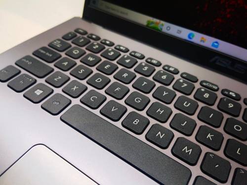 STUNNING!*ASUS VIVOBOOK M509DA*RYZEN 3-3250U*8GB DDR4256GB SSD*HD*RADEON VEGA 3 GRAPHICS*