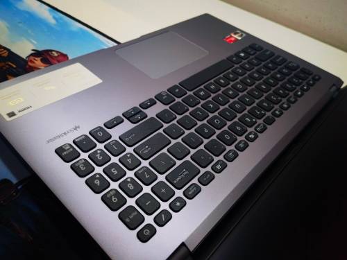 STUNNING!*ASUS VIVOBOOK M509DA*RYZEN 3-3250U*8GB DDR4256GB SSD*HD*RADEON VEGA 3 GRAPHICS*