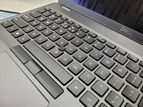 VERY FAST*MINT*8TH GEN QUAD CORE*DELL LATITUDE 5500*i7-8665U*16GB*UHD 620*256GB SSD*FULL HD*