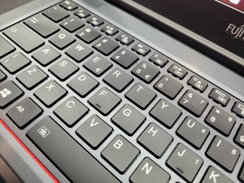 *High Spec Beast!*FUJITSU LIFEBOOK 7U14A1*i5-10310U*8GB DDR4*512GB SSD*FHD*BACKLIT*