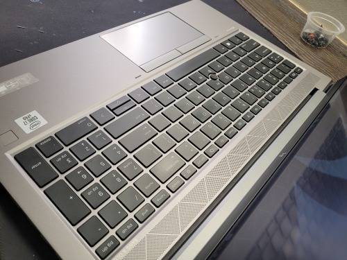 HP ZBOOK FIREFLY 15 G7*i7-10510U*NVIDIA QUADRO*16GB DDR4*512GB SSD