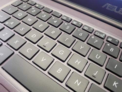 **BARGAIN BUY**ASUS ZENBOOK ULTRABOOK 4GB RAM, 256SSD WITH SLEEVE-WORTH R10k -GRAB IT @ JUST R4999!!