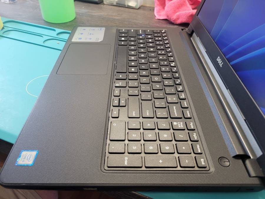 DELL VOSTRO 3568*i5-7200U*FHD 1920X1080*512GB SSD*8GB DDR4*