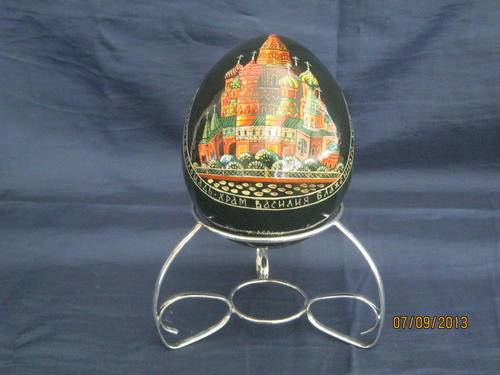 A SPECTACULAR HAND PAINTED RUSSIAN EGG OF ST BASILS CATHEDERAL IN RED SQUARE MOSCOW
