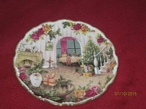 Royal Albert  Christmas Magic Celebration of an Old Country Roses "Christmas at Home"