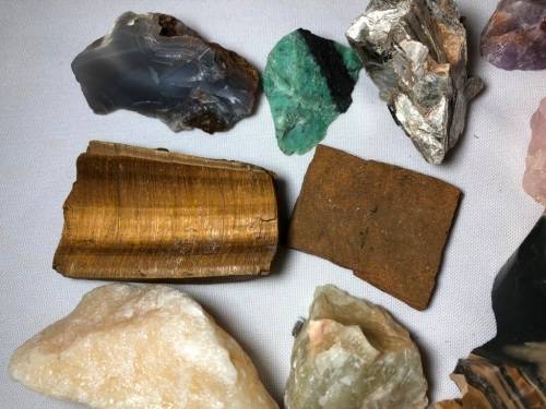 COLLECTION OF ROUGH STONES