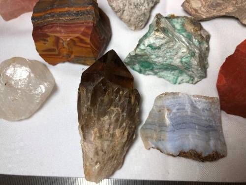 COLLECTION OF ROUGH STONES